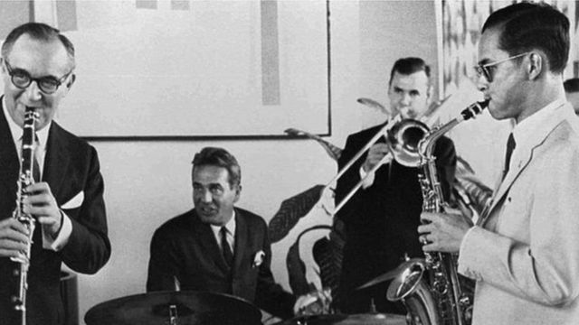 Ici, le Roi, dans sa jeunesse, jouant du saxophone.
