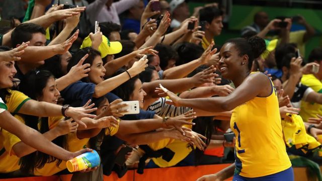 Voleibolista brasileña saluda a la afición.