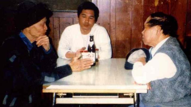 Trần Đức Thảo (trái), Cù Huy Cận (phải) và con trai Cù Huy Hà Vũ (giữa) tại Nhà khách sư quán Việt Nam, 2 Le Verrier, Paris, đầu năm 1993