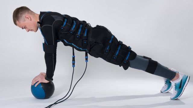 رجل يرتدي سترة تحفيز كهربائي لعضلات الجسم