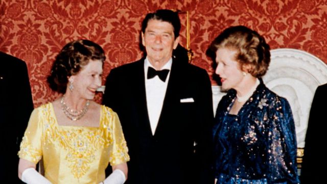 الملكة مع مارغريت تاتشر ورونالد ريغان في قصر باكنغهام عام 1984