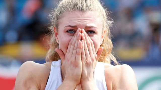 Beth Dobbin se lleva las manos a la cara tras coronarse campeona británica de los 200 metros planos.
