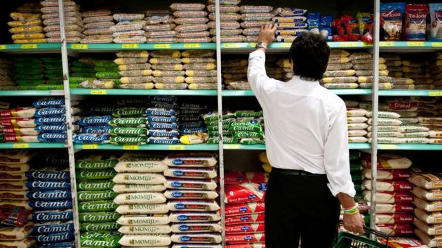 Homem em supermercado