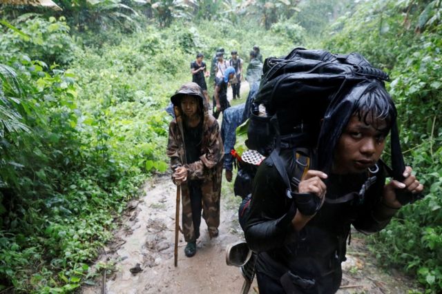 人民防卫军成员在缅甸克伦邦徒步（资料图）。(photo:BBC)