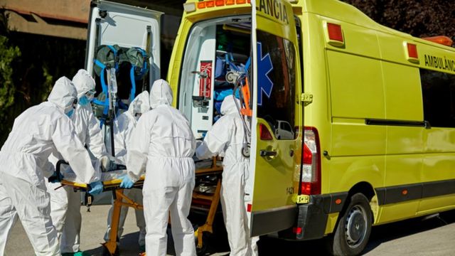 Ambulância presta socorro a uma pessoa