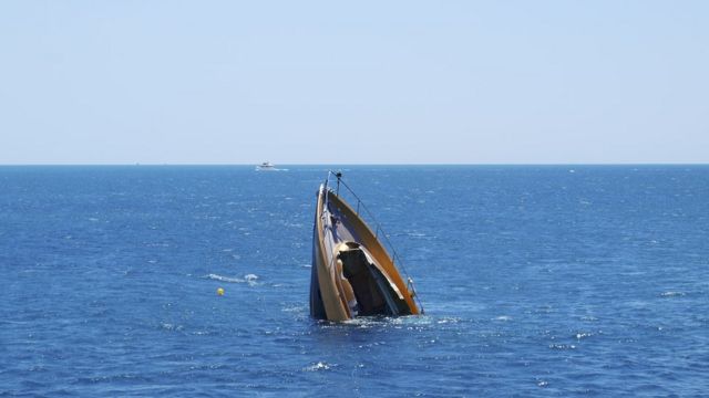 Barco hundiéndose.
