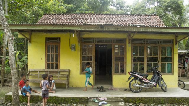 Rumah keluarga Sumarti Ningsih kosong tatkala hari pembacaan vonis tiba: mereka sedang bekerja di ladang.
