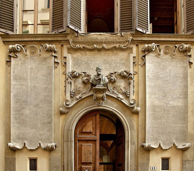 Palazzo dei Cartelloni, with bust and panels glorifying Galileo, by his student Vincenzo Viviani