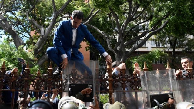 Juan Guaidó trepa la reja.