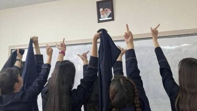 در هفته های اخیر دامنه اعتراض و شعارهای ضدحکومتی به مدارس ایران و در میان دانش آموزان کشیده شد