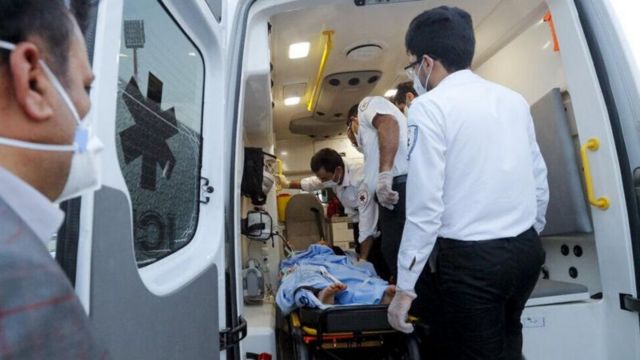 انتقال دانش آموز با آمبولانس - عکس از خبرگزاری رسمی ایرنا