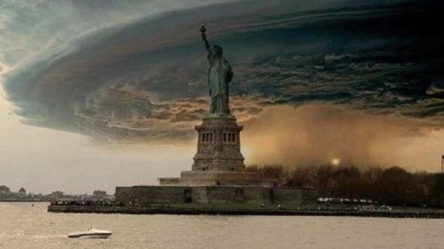 Una foto fabricada de una tormenta ominosa sobre la Estatua de la Libertad