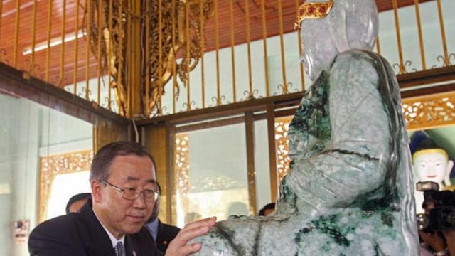 ကျောက်စိမ်းဆင်းတုမျက်နှာတော်ဟာ ဗိုလ်ချုပ်မှူးကြီးသန်းရွှေရဲ့ မျက်နှာနဲ့ ဆင်တူတယ်လို့ ပြောဆိုမှုတွေပေါ်ပေါက်ခဲ့တာ ကာလအတန်ကြာခဲ့ပြီဖြစ်