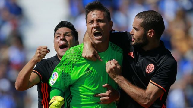 Diego Alves celebra su récord