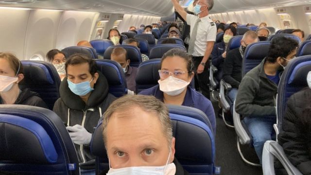 Coronavirus en Estados Unidos: la foto viral de un médico en un avión que  llevó a United Airlines a ampliar sus medidas por el coronavirus - BBC News  Mundo