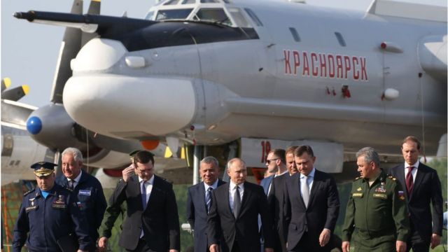 Vladimir Putin e outras autoridades na frente de um Tupolev Tu-95 BEAR