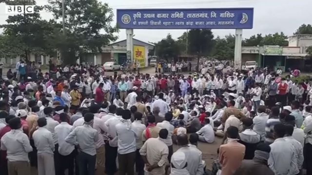 নাসিকের লাসালগাঁওতে পেঁয়াজের প্রধান পাইকারি বাজারের সামনে চাষীদের অবস্থান বিক্ষোভ