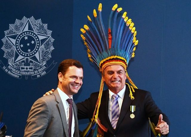 Bolsonaro com cocar indígena