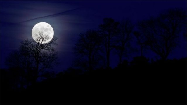 الهالوين: "القمر الأزرق" يثير الرعب في احتفالات عيد القديسين بظهوره لأول مرة منذ 1944 - BBC Arabic