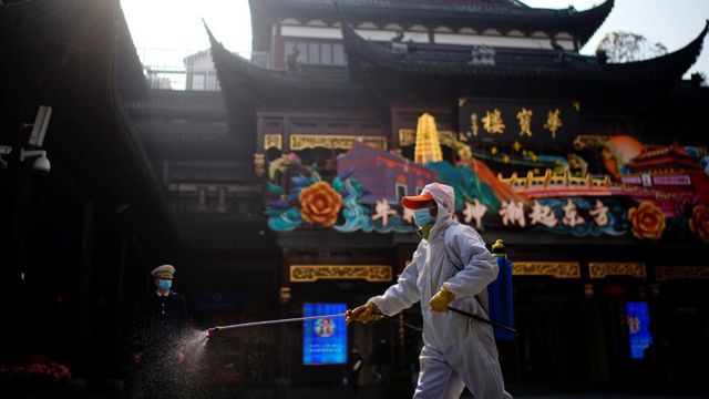 在上海豫园，一名防疫人员正在进行消毒。