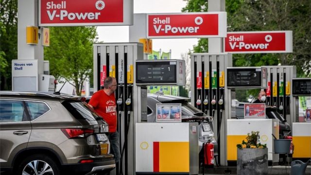 سيارات تزود الوقود في محطة بنزين في ألمانيا