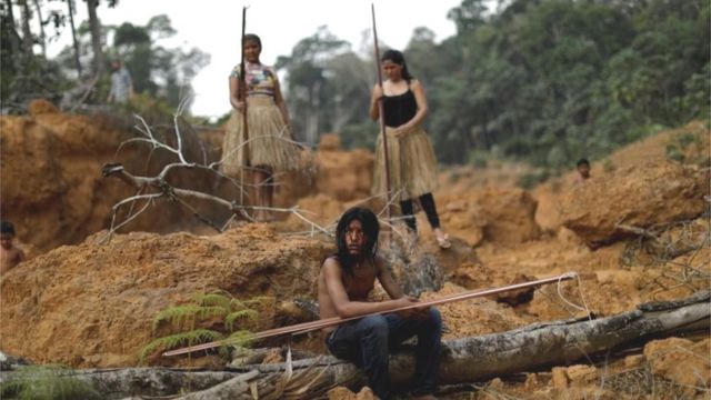 Integrantes da tribo Mura mostram uma área desmatada em suas terras