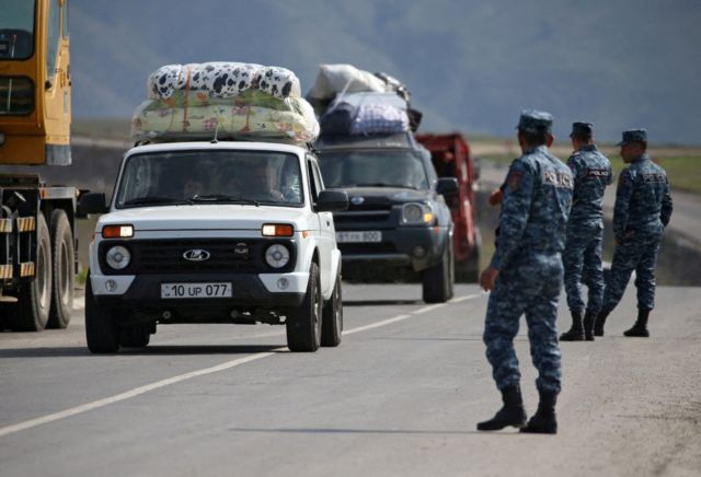 Колонна автомобилей на въезде в Армению