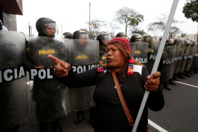 Manifestante increpa a un grupo de policías antimotines en Lima