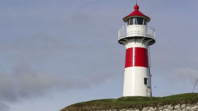 Farol em cima de colina