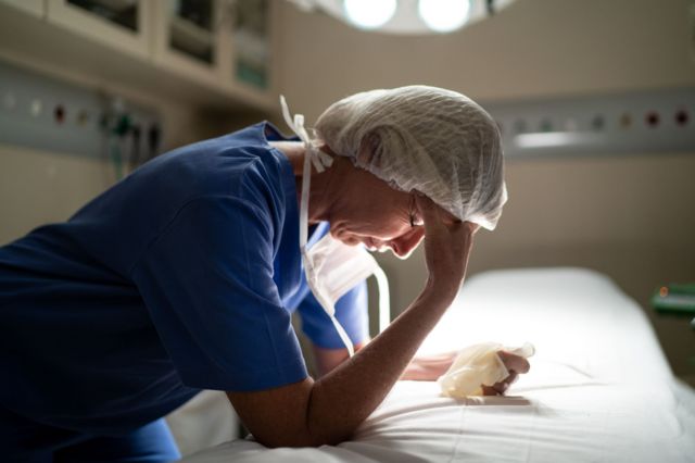 Расстроенная женщина-хирург в операционной