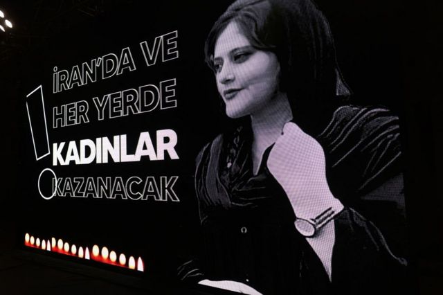 بیلبوردی که بر رویش نوشته شده «در ایران و همه جای جهان، زنان پیروزند» که در مراسم خانه معماران ترکیه در روز ۱۱ مهر پارسال برای کشته شدن مهسا امینی برگزار شد