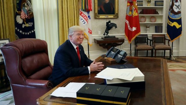 Donald Trump en su escritorio