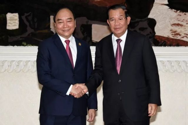 Chủ tịch nước Nguyễn Xuân Phúc hội kiến Thủ tướng Campuchia Hun Sen ở Phnom Penh ngày 21/12/2021