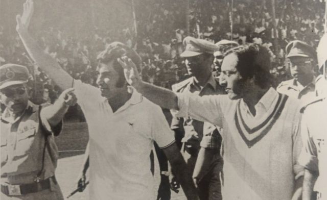 कोलकाता टेस्ट (1974-75) में वेस्ट इंडीज़ को हराने के बाद फारुख इंजीनियर के साथ पटौदी