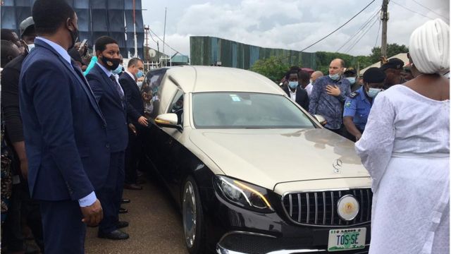 Di vehicle wey carry Prophet TB Joshua casket