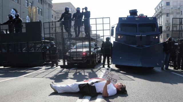 yerde yatan bir protestocu