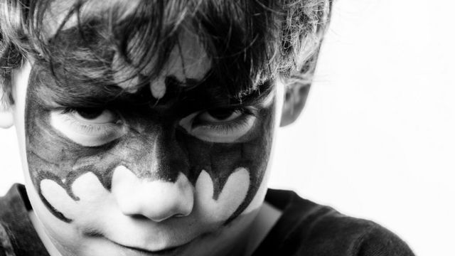 Niño con máscara de Batman
