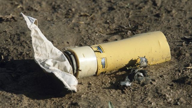 Una minibomba en el suelo cerca de la ciudad de Herat, en Afganistán