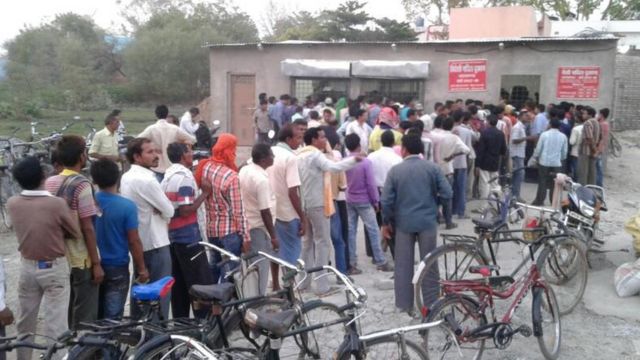 सरकारी दुकानों पर शराब खरीदने के लिए लगी लंबी लाइन