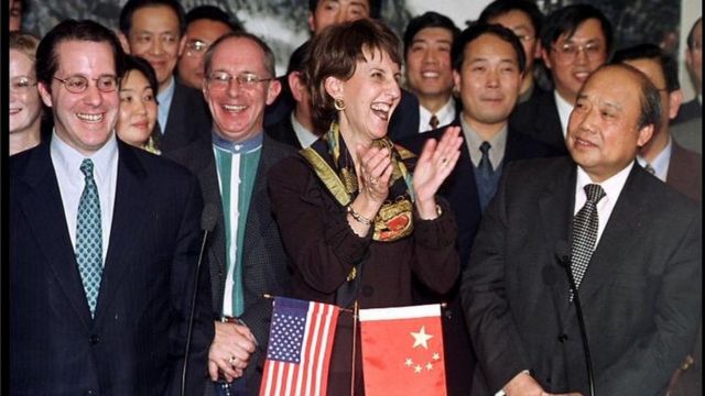 1999年，美中就中国加入世贸组织达成双边协议。美国贸易代表巴尔舍夫斯基（Charlene Barshefsky，中）在与中国对外贸易经济合作部部长石广生（右）的签字仪式上。(photo:BBC)