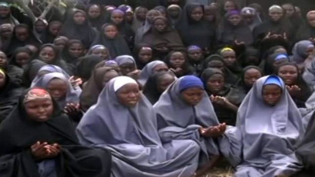 ifoto yakuwe mu mashusho yafashwe na Boko Haram mu kwezi kwa Gatanu 2014 y'abakobwa bashimutiwe ku ishuli rya Chibok