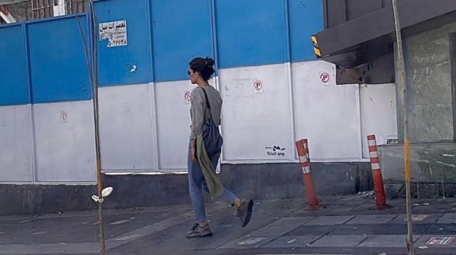 یک زن در خیابان