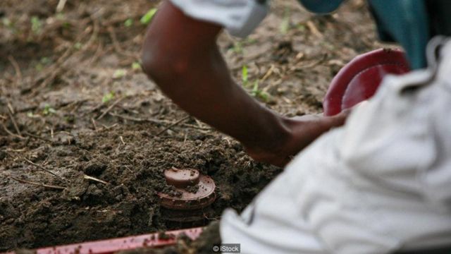 Tại các nước nghèo, việc gỡ mìn thường được thực hiện bằng phương pháp thủ công