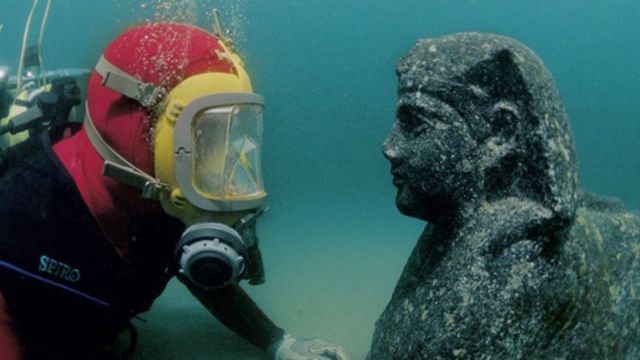 Imagens de cidades egípcias sob as águas do Mediterrâneo