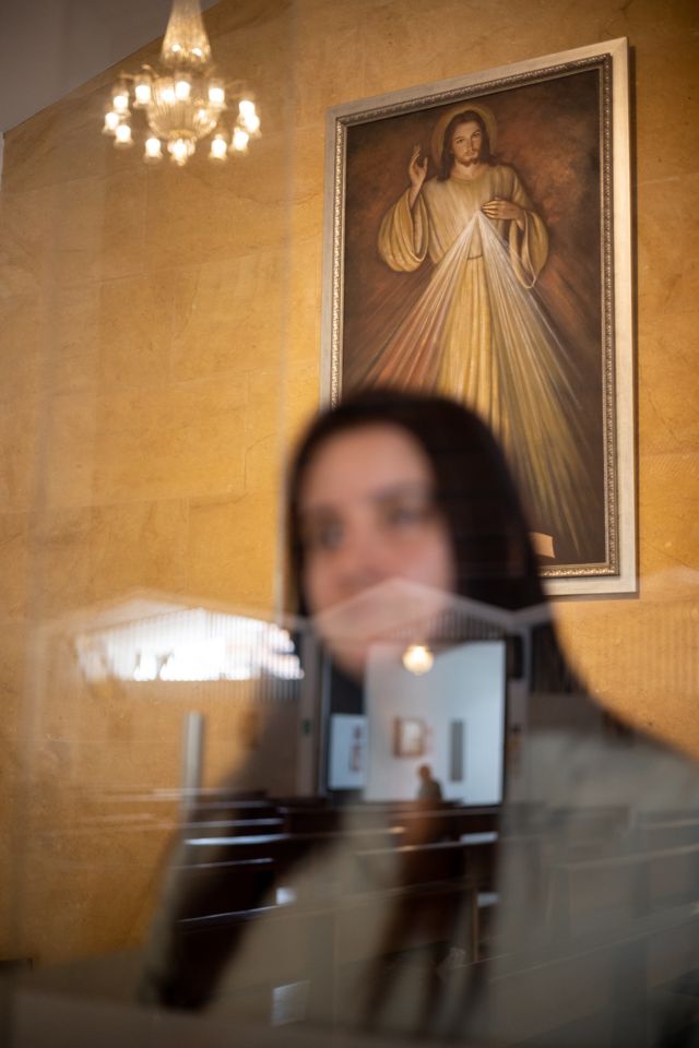 Natalia Natalia en la parroquia Santa Gertrudis en Envigado, cubre su rostro con las manos para proteger su identidad