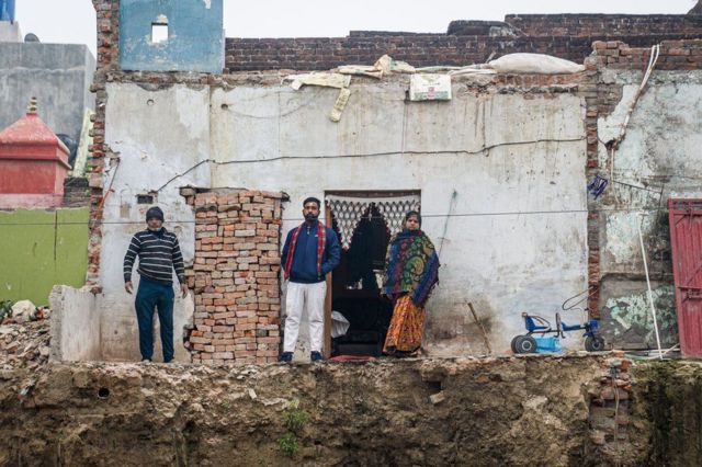 A família de Vishal mostra a casa parcialmente destruída