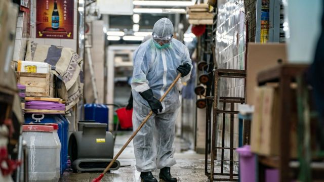 香港食物环境卫生署环卫人员在一处室内菜市场内清扫消毒（19/7/2020）