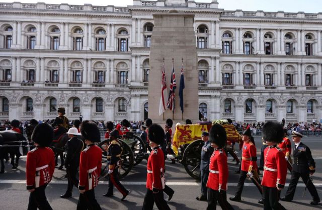 Kraliçe'nin tabutu Buckingham Sarayı'ndan Westminster Hall'a götürüldü