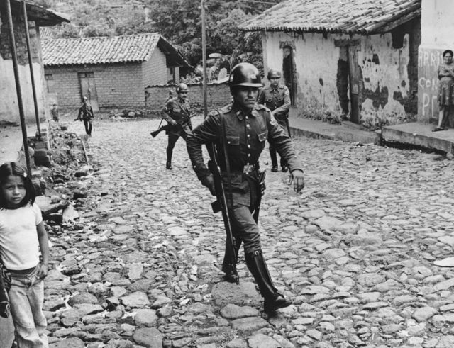 Militares patrullan un pueblo del norte de El Salvador en 1979.