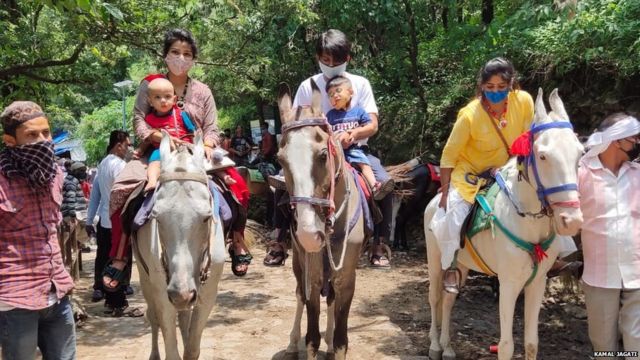 परिवार के साथ लुत्फ उठाते पर्यटक